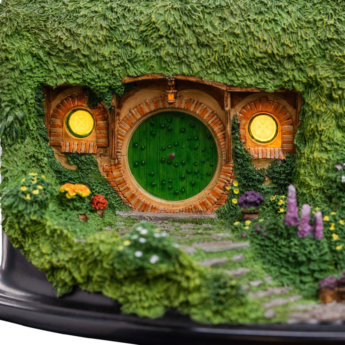 Weta The Lord of the Rings Environment Hobbit Hole Bag End Illuminated Edition PRE-ORDER